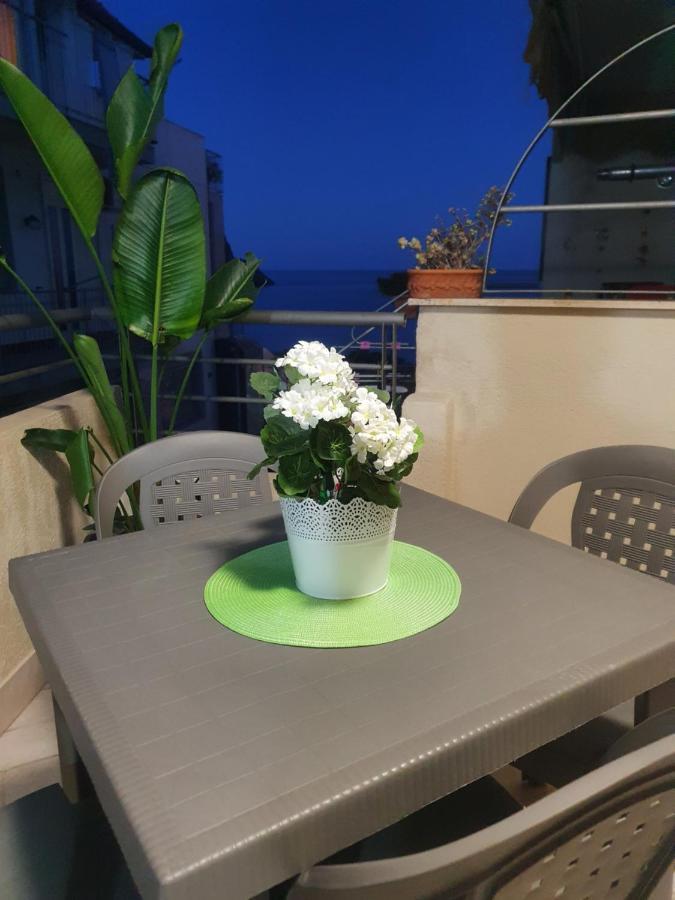 Casa Vacanze Aci Trezza In Front Of The Sea Aci Castello Exterior photo