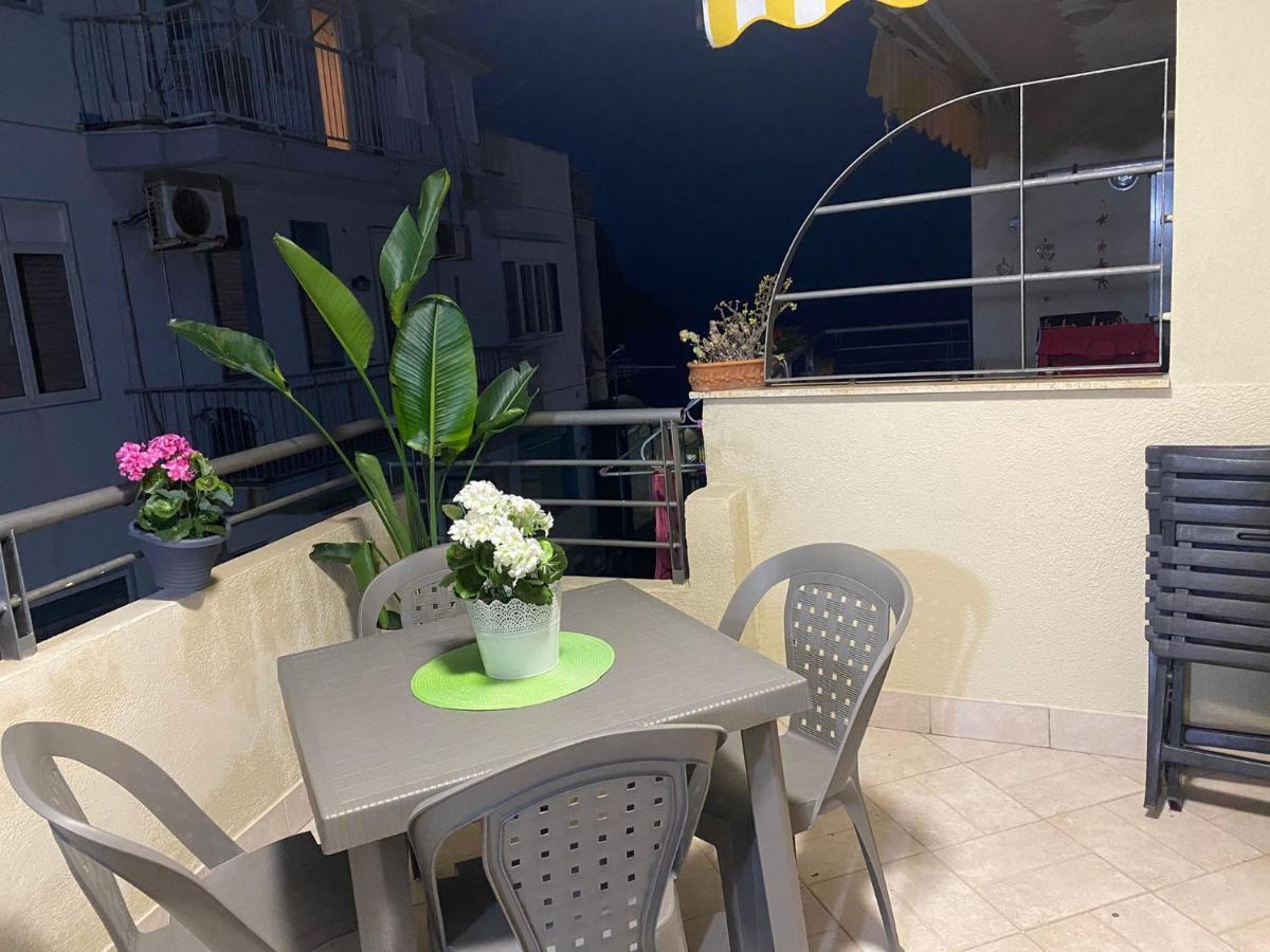 Casa Vacanze Aci Trezza In Front Of The Sea Aci Castello Exterior photo