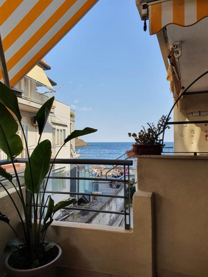 Casa Vacanze Aci Trezza In Front Of The Sea Aci Castello Exterior photo